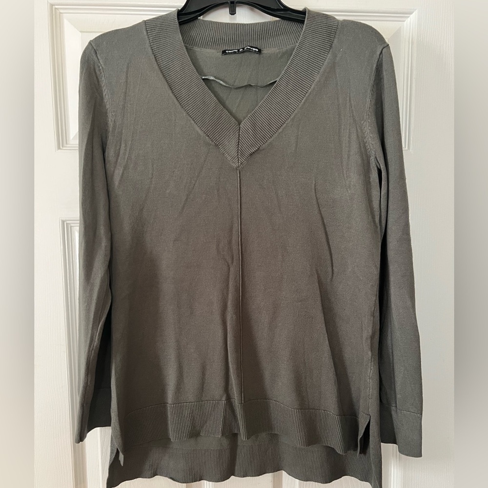 Cable & Gauge Women's Long Sleeve V-Neck Top - Green